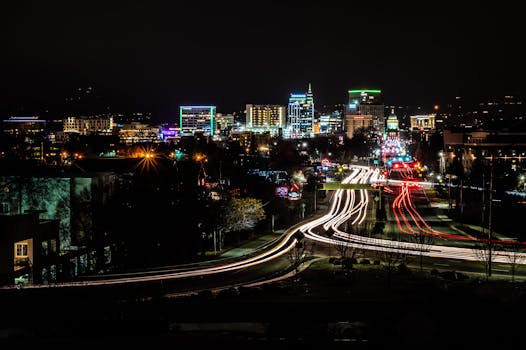 令人惊叹的夜间城市景观中，充满活力的光路与明亮的摩天大楼交相辉映