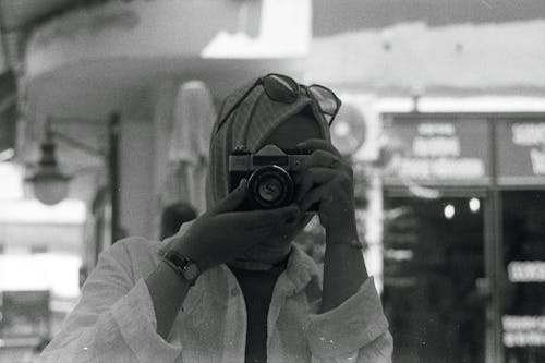 Δωρεάν στοκ φωτογραφιών με αναλογική κάμερα, ασπρόμαυρο, γυναίκα