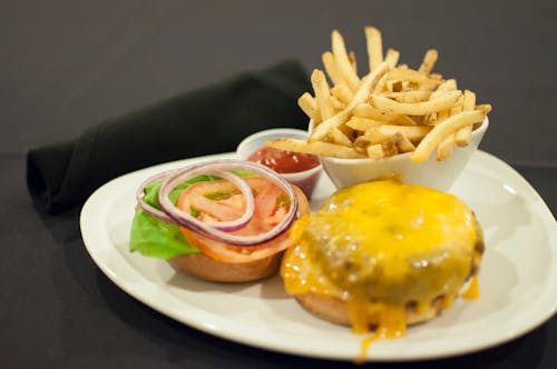 Základová fotografie zdarma na téma burger, cheeseburger, chipsy