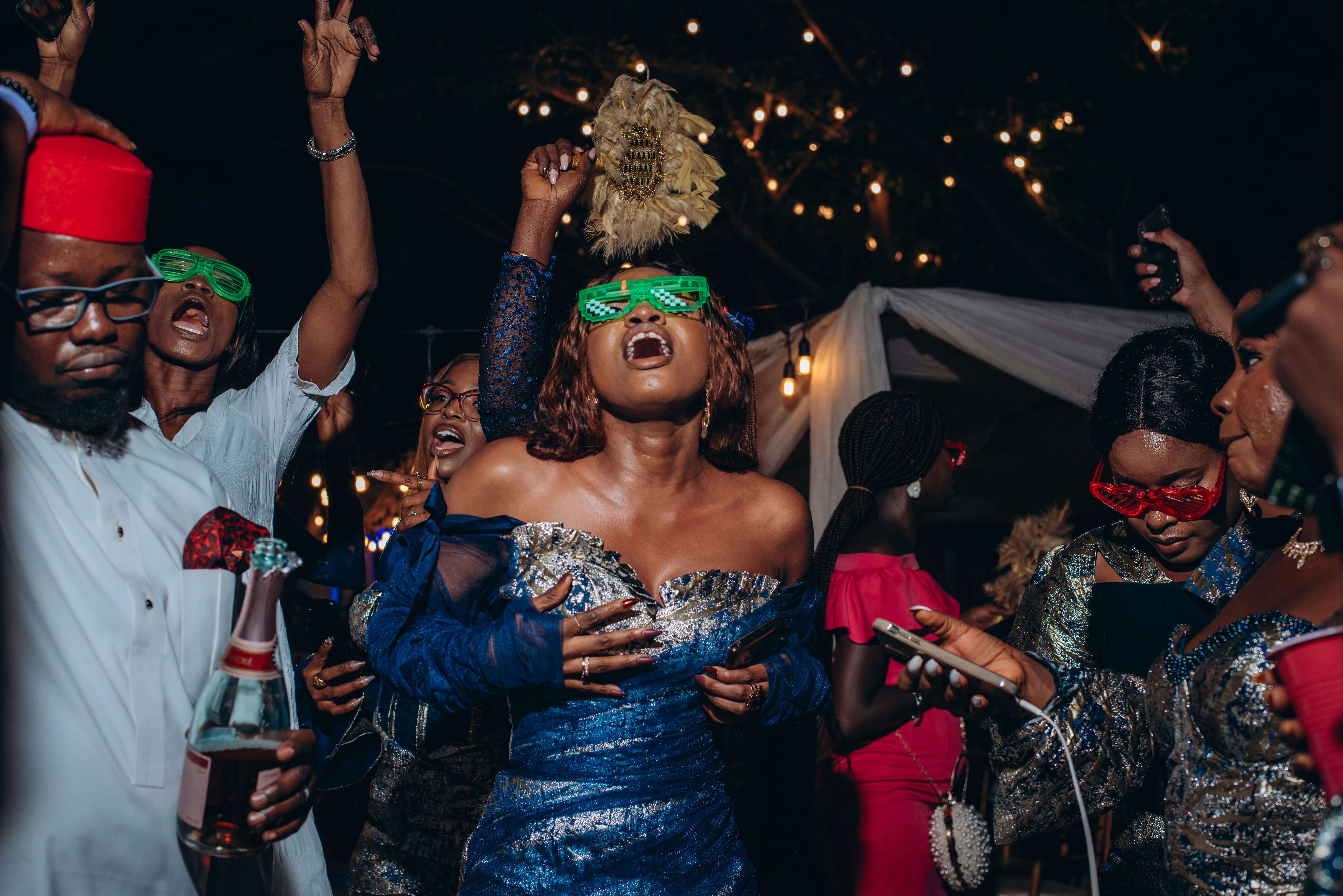 Utilizing GIFs to Enhance the Atmosphere of Your Celebration