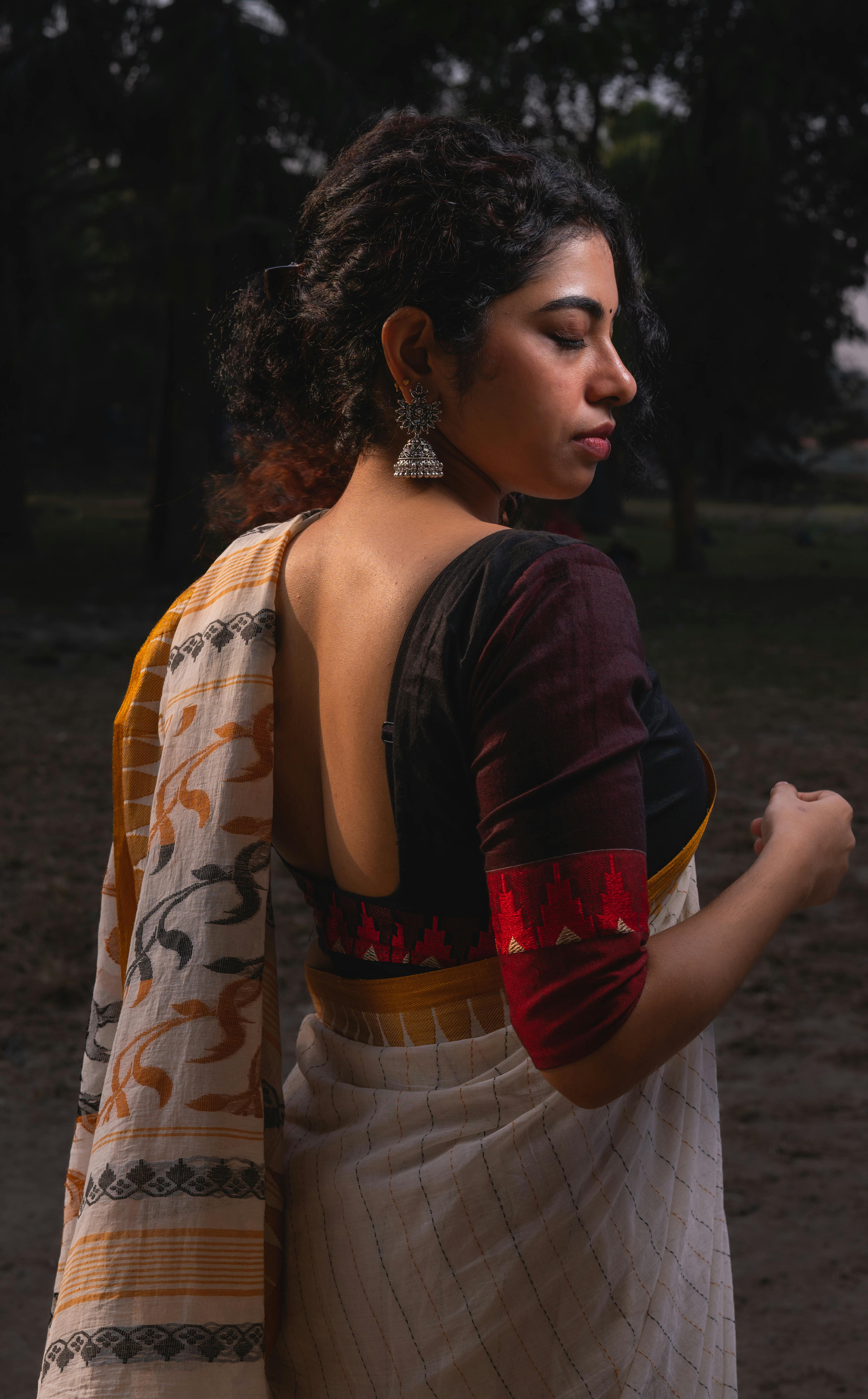 Peach Maheshwari Silk Cotton Handloom Saree With Gold-Blue Striped Bor –  Six Yard Story