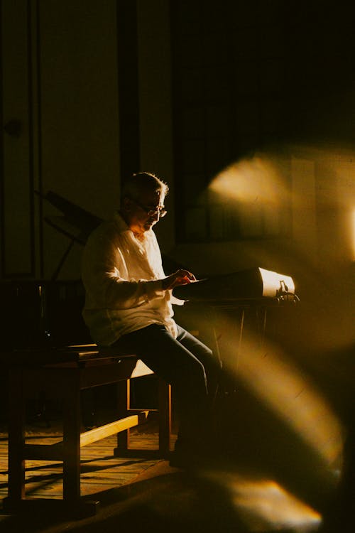 Foto profissional grátis de homem, instrumento musical, jogando