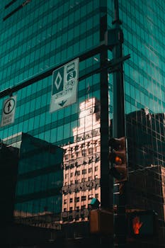 城市现代建筑的玻璃立面映照出高大的摩天大楼