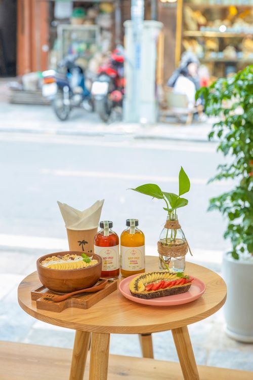Free Delicious urban café breakfast with tropical fruits and fresh juices on a street view table. Stock Photo