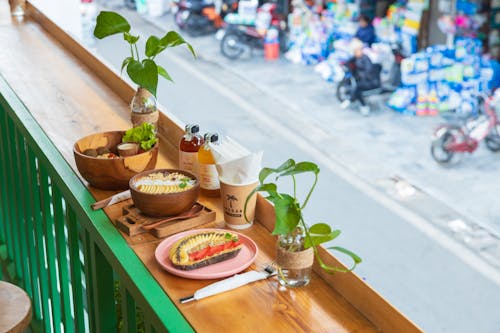Balcony Breakfast Trend Sweeps Across Cities