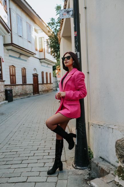 Hot pink blazer worn as a dress with black boots, no missing me today 💗
#outfitoftheday #pink #blazer #boots