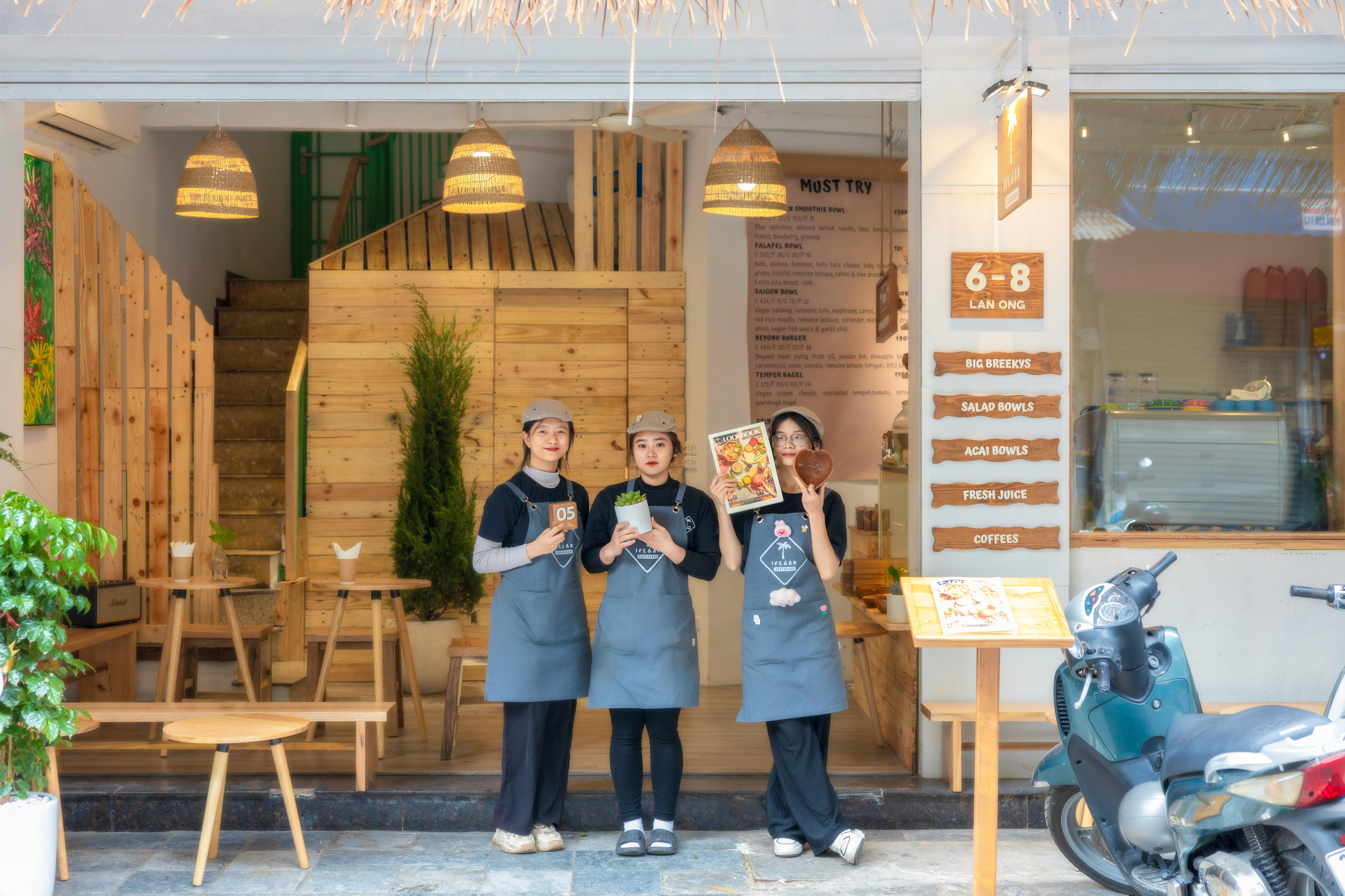 I cover side hustles and started my own in 2025. Here's the best business advice I heard all year. — Photo by HONG SON on Pex