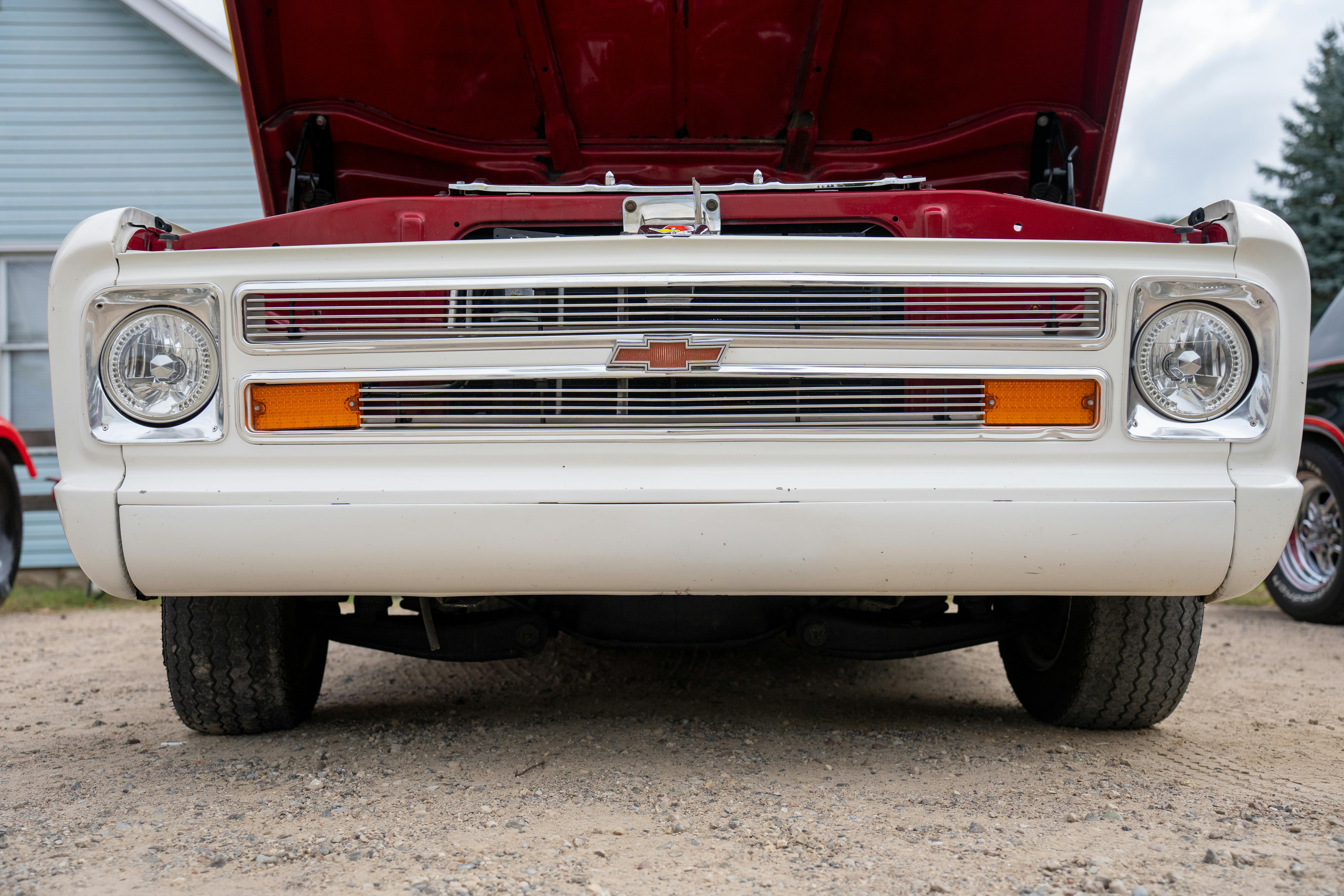 Grille of Old-fashioned Chevy · Free Stock Photo
