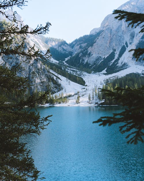 Zdjęcie Lake Near Rocky Mountains