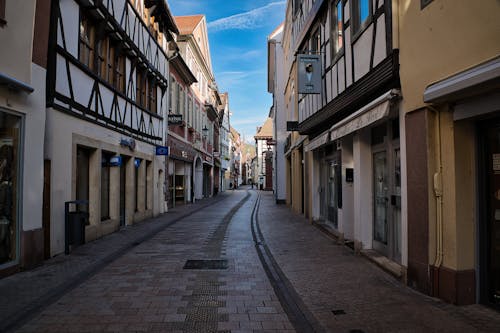 Kostenloses Stock Foto zu gasse, gebäude, pflasterstein