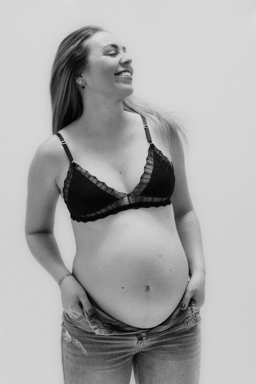 Personal Perspective Of A Pregnant Woman Wearing A Spotted Bra Foto de  stock - Getty Images