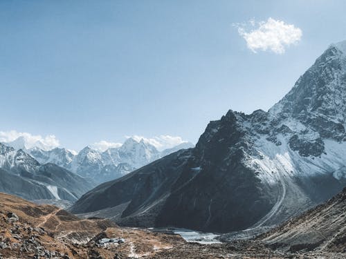 Безкоштовне стокове фото на тему «блакитне небо, вершина гори, гірський хребет»