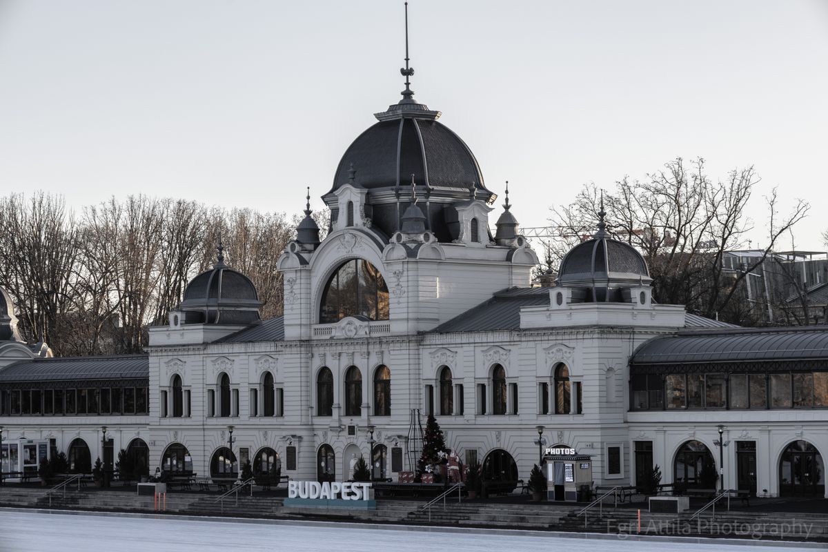 Clădirea istorică a patinoarului din Városliget la amurg, cu inscripția Budapest scrisă pe gheață