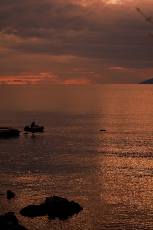 akşam karanlığı, Balık tutmak, balıkçı içeren Ücretsiz stok fotoğraf