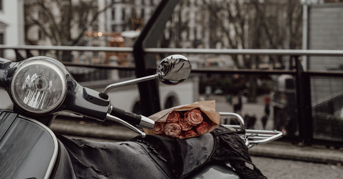 Comment choisir entre scooter ou moto en ville : le guide utile