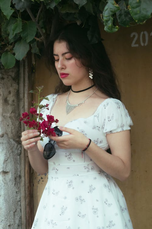 Foto profissional grátis de de pé, flores, mãos