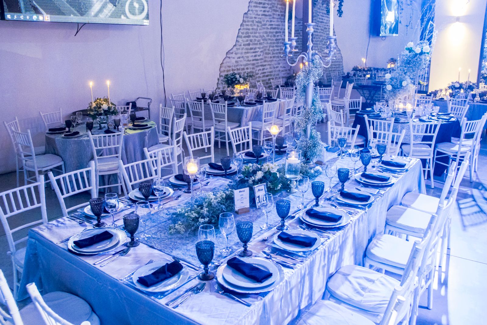Salón elegante preparado para un evento