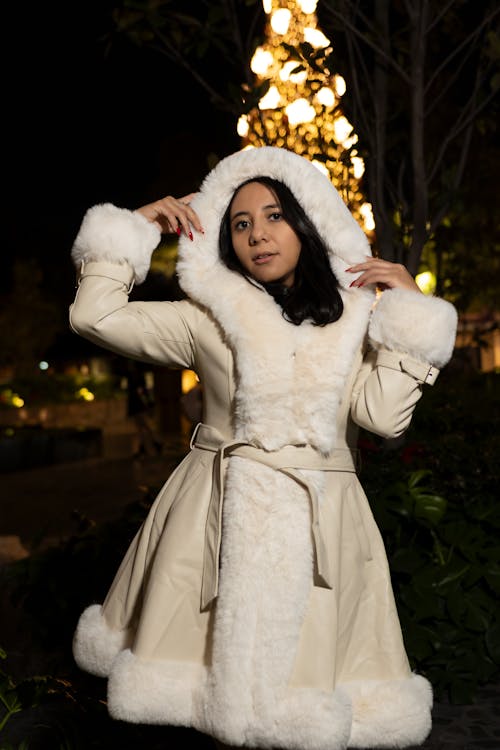 Gratis lagerfoto af hvid frakke, imiteret pels, juletræ
