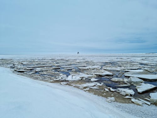 Baltık Denizi, bulutlu gökyüzü, buz içeren Ücretsiz stok fotoğraf
