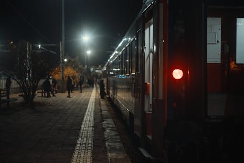 기차, 대중교통, 밤의 무료 스톡 사진