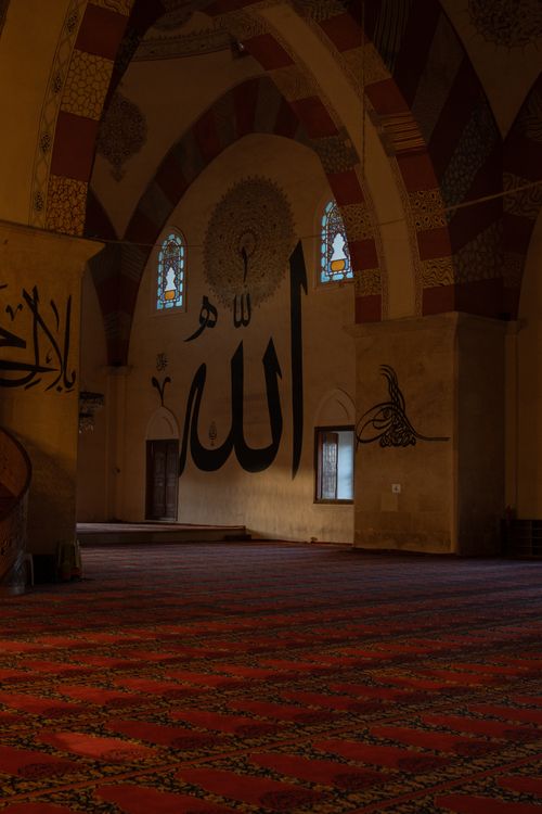 Free Captivating view of an Ottoman mosque interior adorned with Islamic calligraphy and architecture. Stock Photo