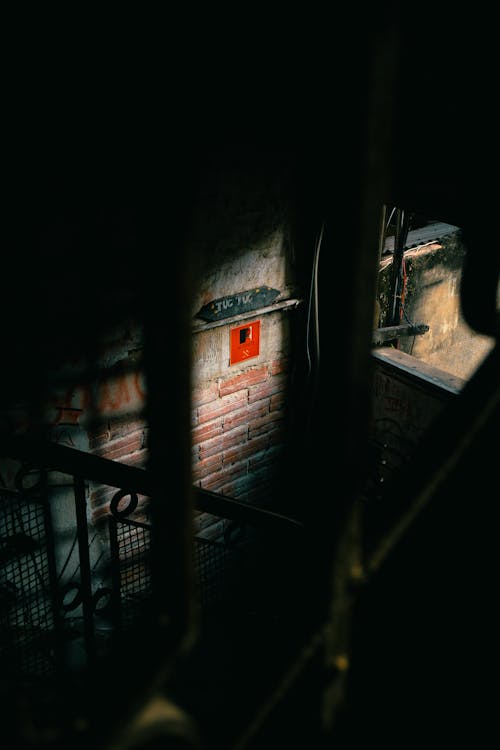 Darmowe zdjęcie z galerii z ciemny, cień, drzwi