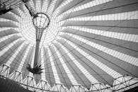 这张单色照片展示了柏林标志性建筑索尼中心的圆顶，体现了现代建筑设计