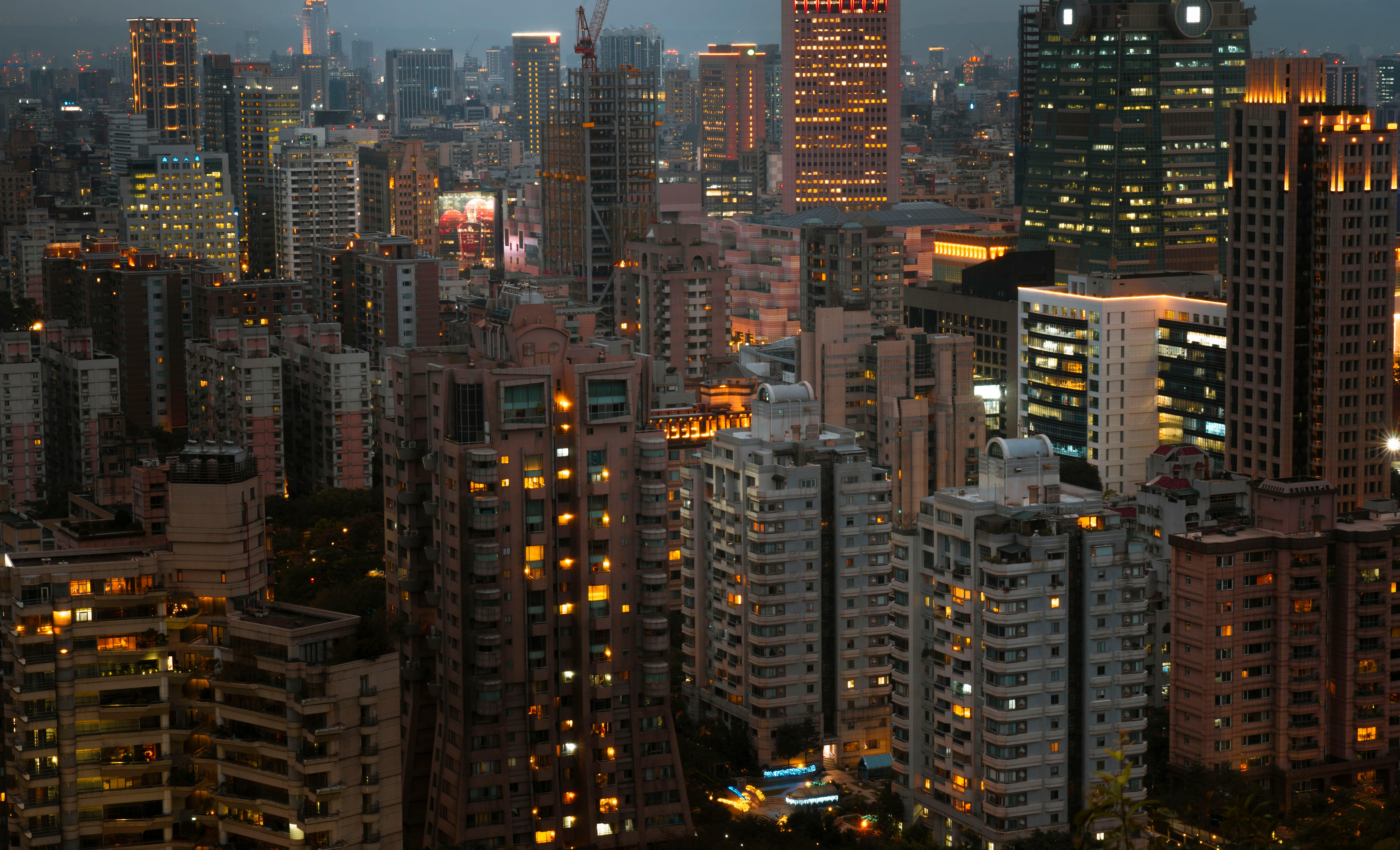 free-photo-of-hong-kong-downtown-in-evening.jpeg