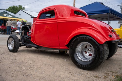 Foto profissional grátis de apresentação pública, automobilístico, carro vermelho