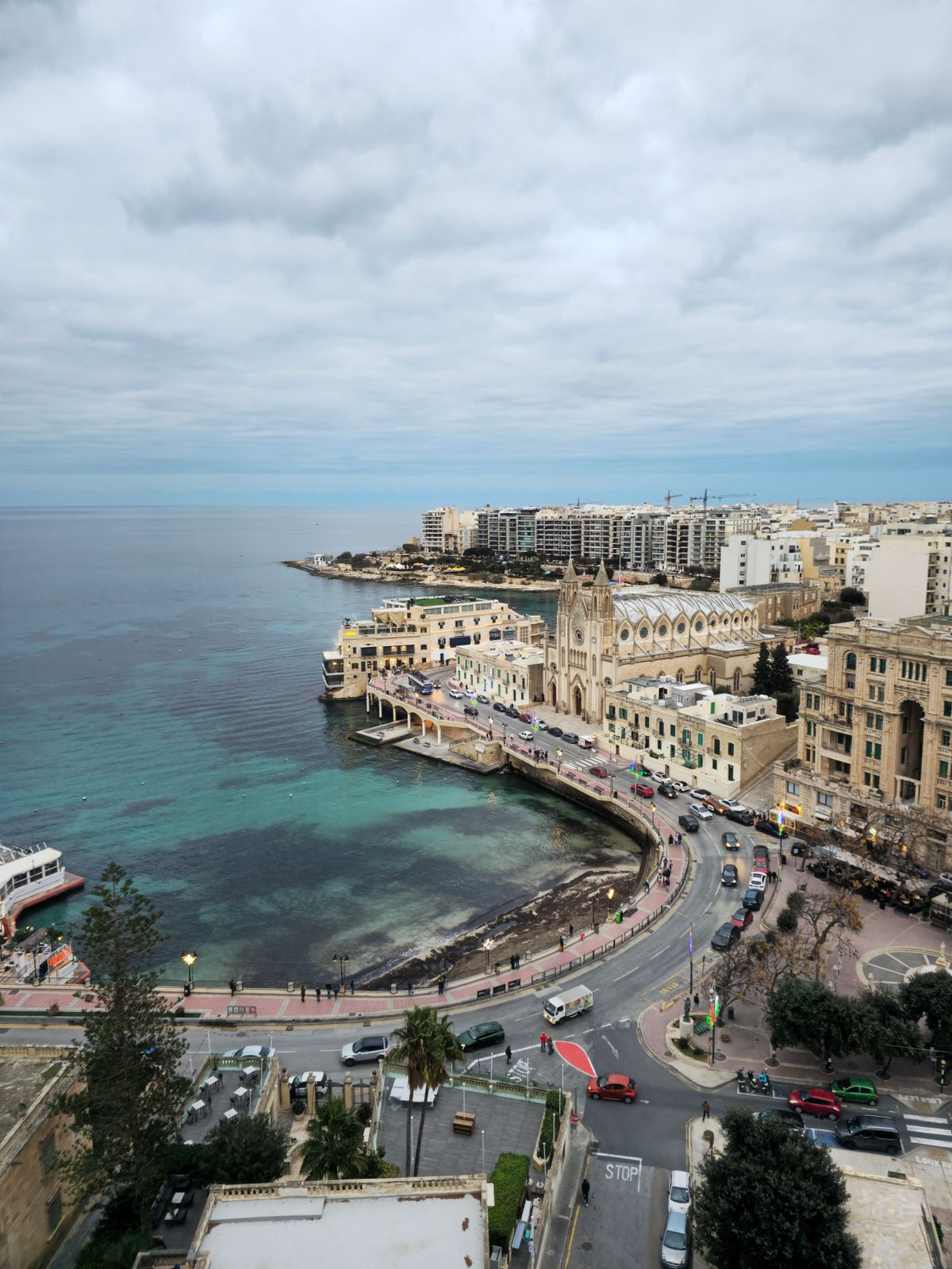 St Julian's Malta - coasta și Balluta Bay văzute de sus