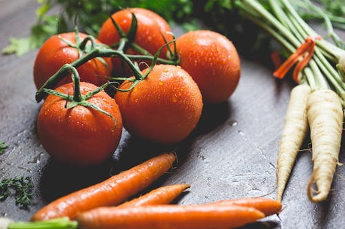 Tomaten, Wortelen En Radijs Op De Bovenkant Van De Tafel