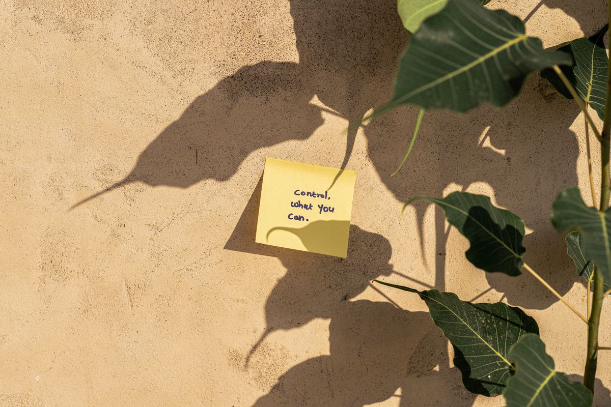 Rustic Sticky Note Sticky Note on Wooden Bar on Cracked Wall · Free Stock Photo