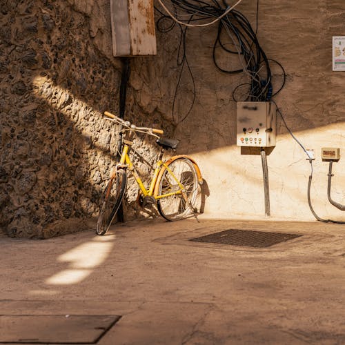 Бесплатное стоковое фото с велосипед, гараж, квадратный формат