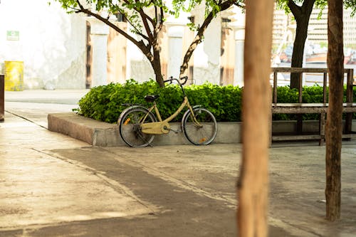 イエローバイク, コンクリート, 町の中心の無料の写真素材