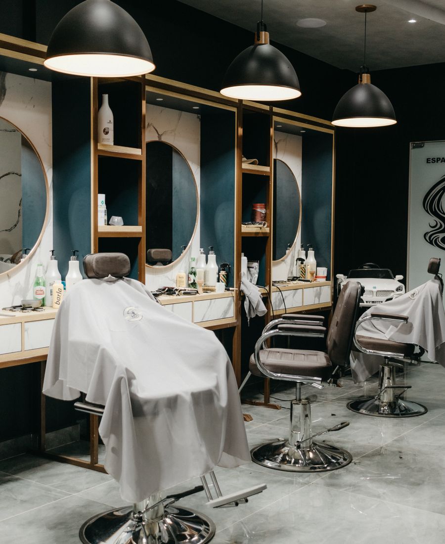 Hochwertiges Salon-Interieur mit großen Spiegeln