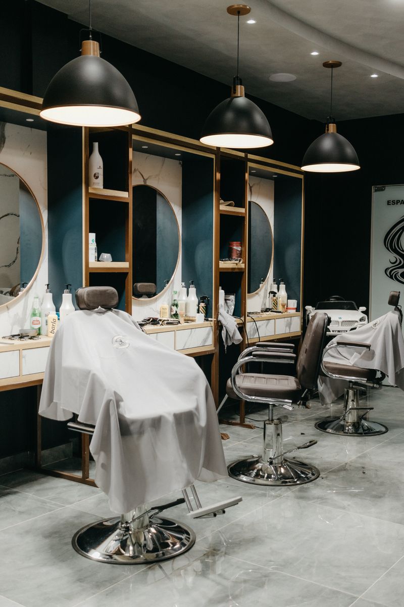 Interior de barbería moderna con ambiente elegante