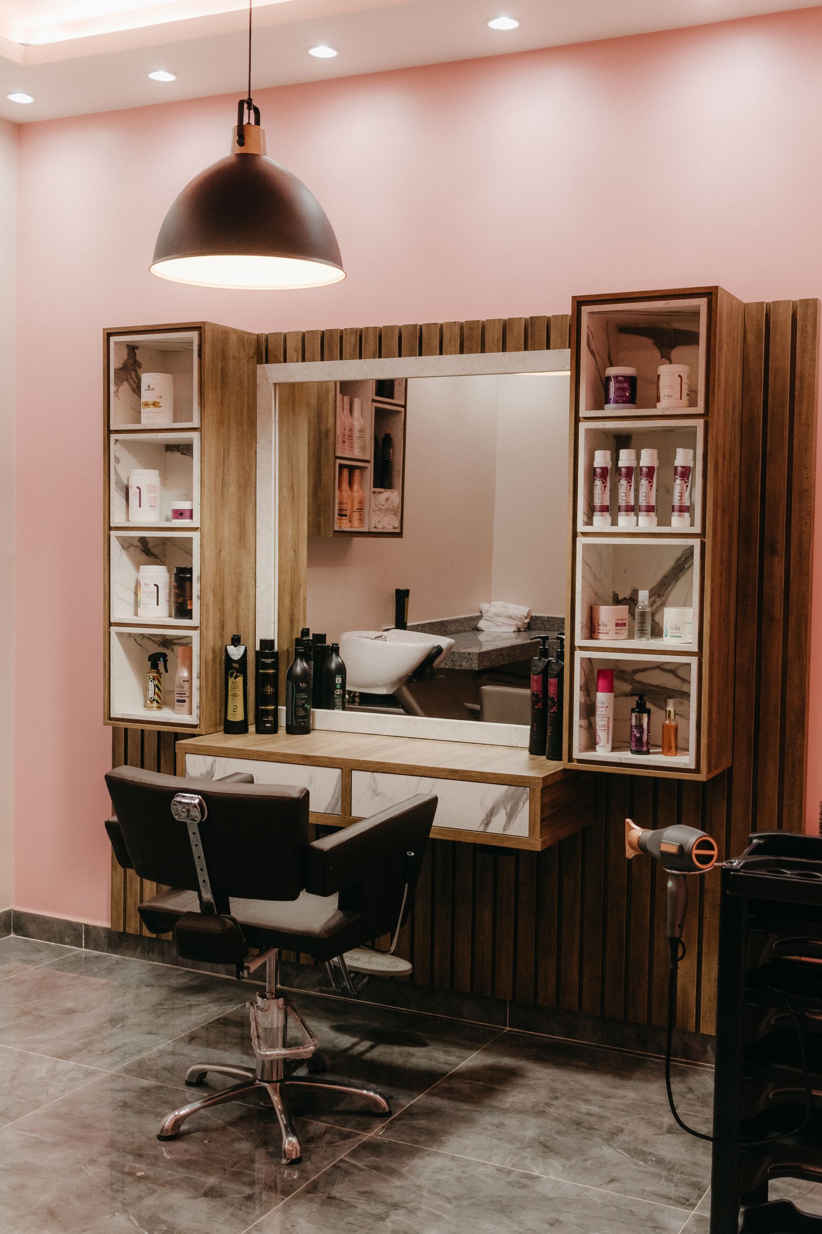 Tocador de peluquería con estanterías y productos