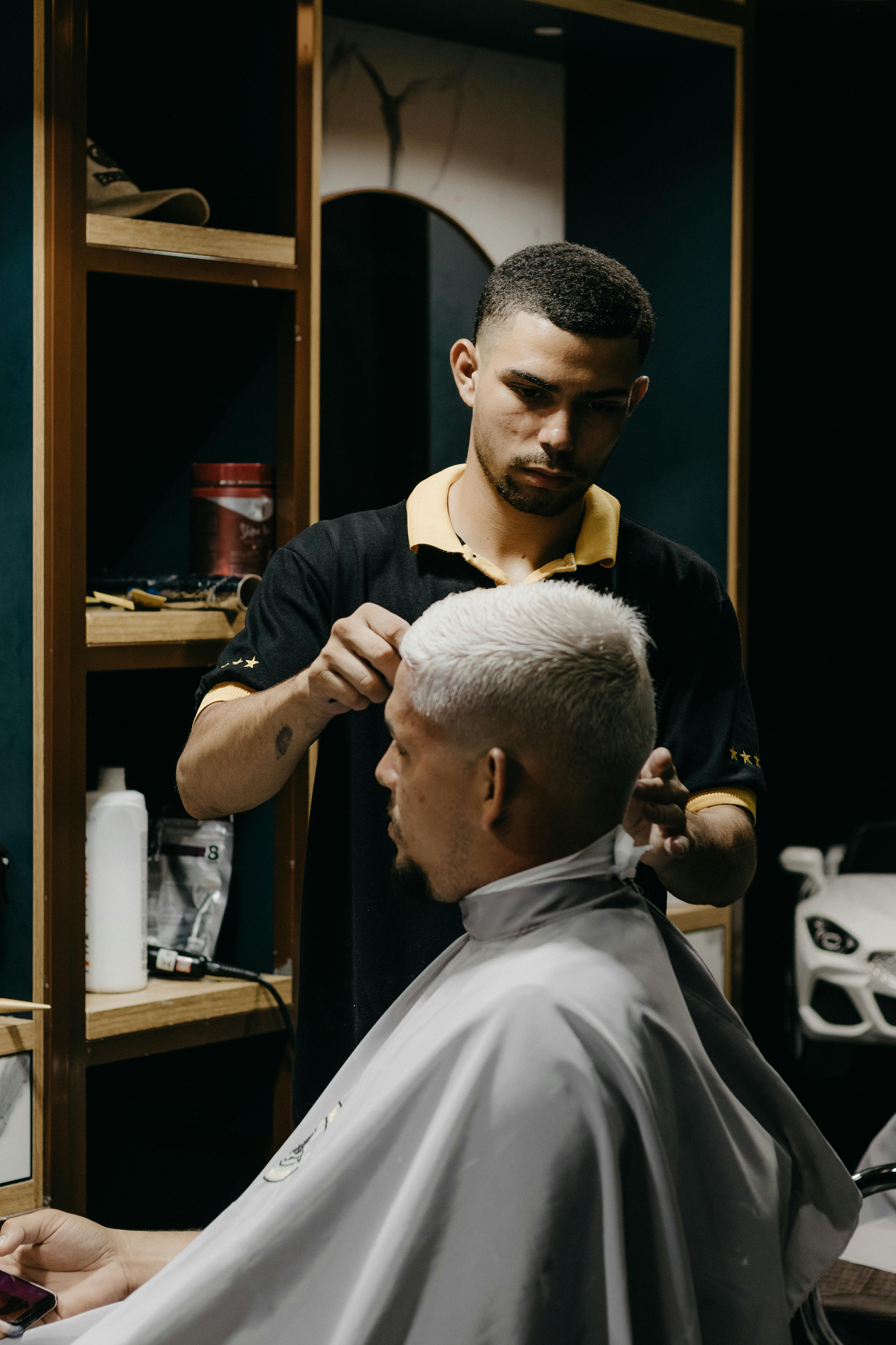 Client assis par Barber dans le salon