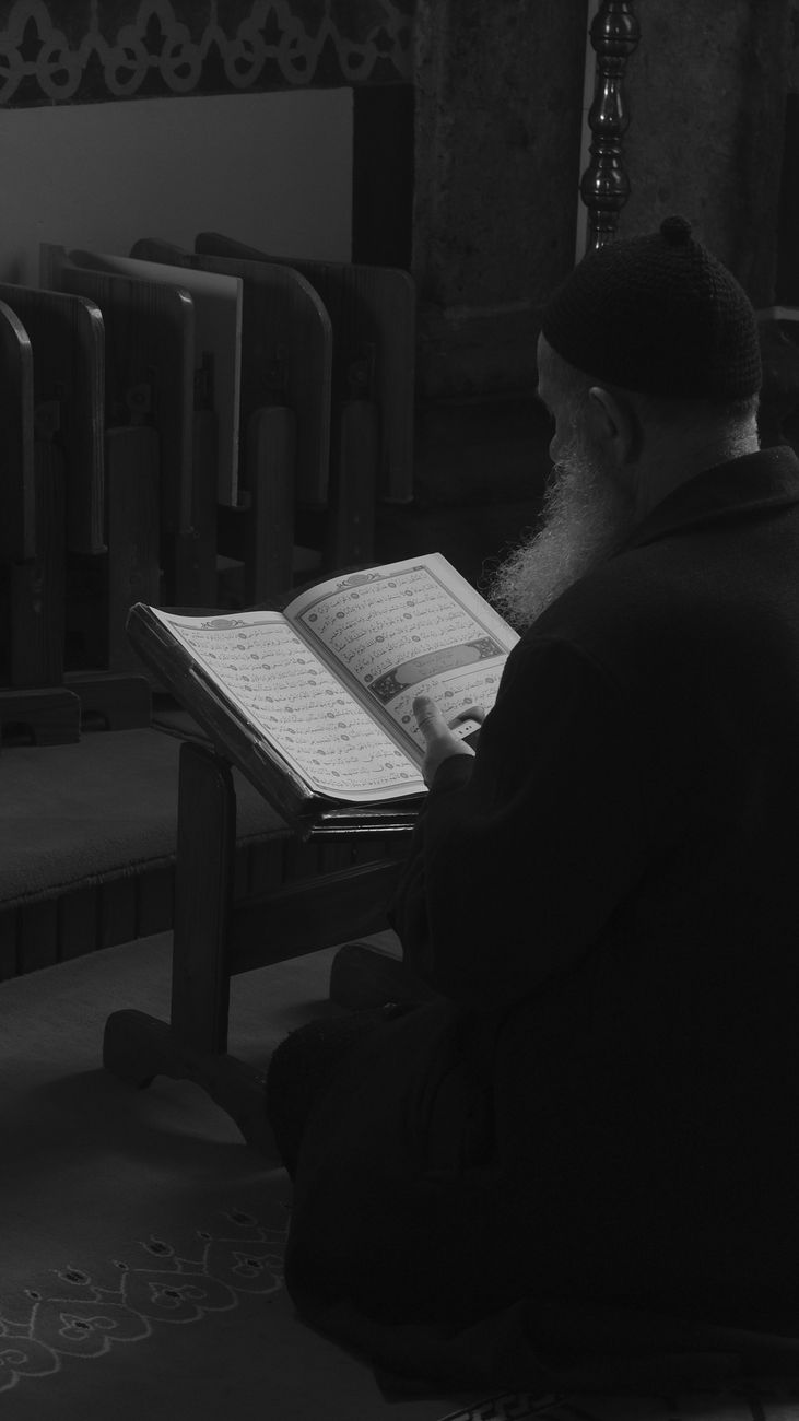Cattolici e musulmani contro la profanazione della moschea