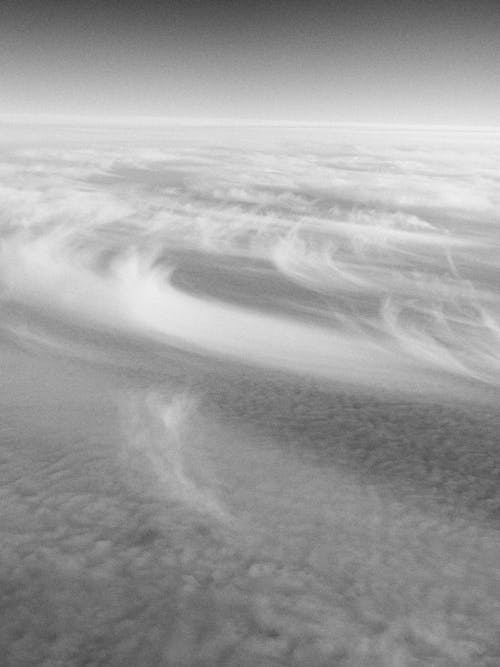 Foto profissional grátis de aerofotografia, céu, escala de cinza
