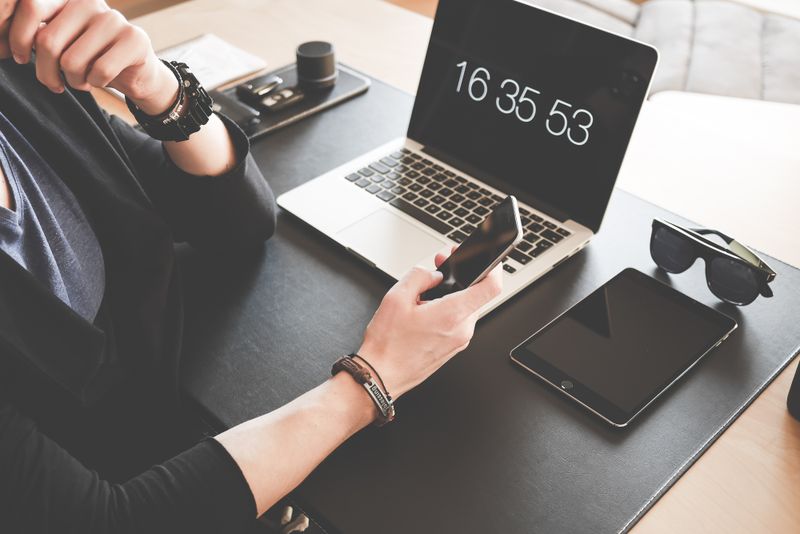 Smartphone mit Onlineshop-Darstellung