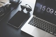 现代化工作空间采用平坦布局，配备了笔记本电脑、平板电脑、相机和太阳镜