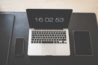 这张时尚的办公桌上配有笔记本电脑、智能手机和平板电脑，象征着现代科技