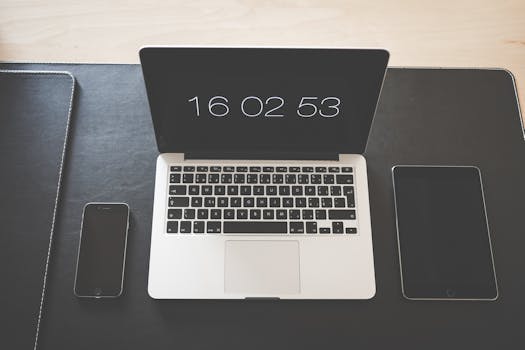 这张时尚的办公桌上配有笔记本电脑、智能手机和平板电脑，象征着现代科技