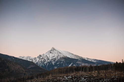 Glacier De Montagne Sous Un Ciel Nuageux Pendant La Journée