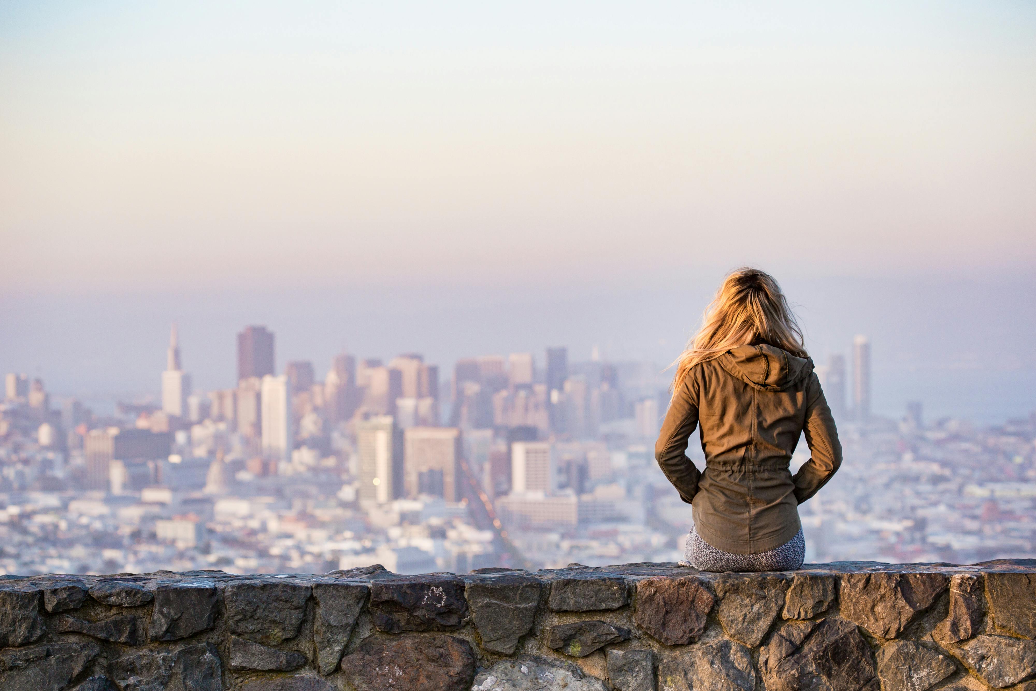 Woman viewing the city. | Photo: Pexels