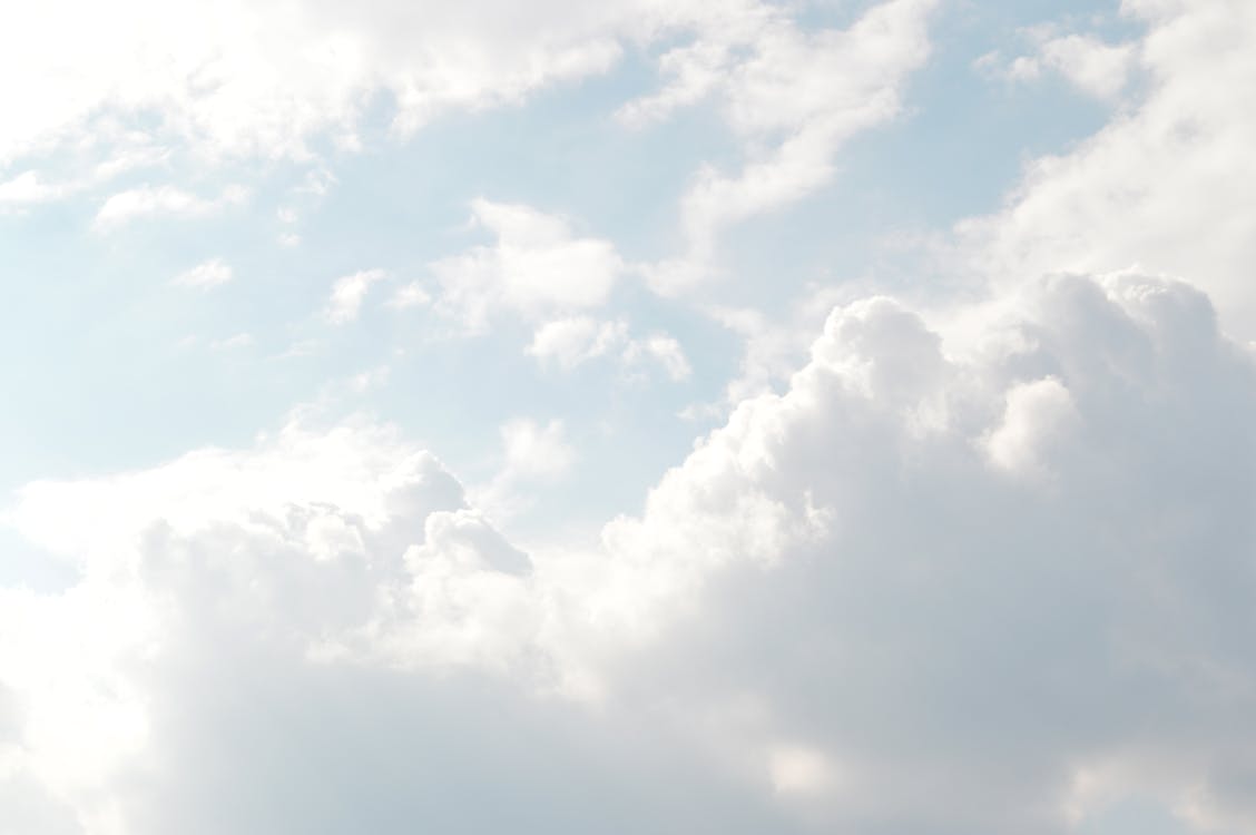 бесплатная Белые облака на голубом небе Стоковое фото