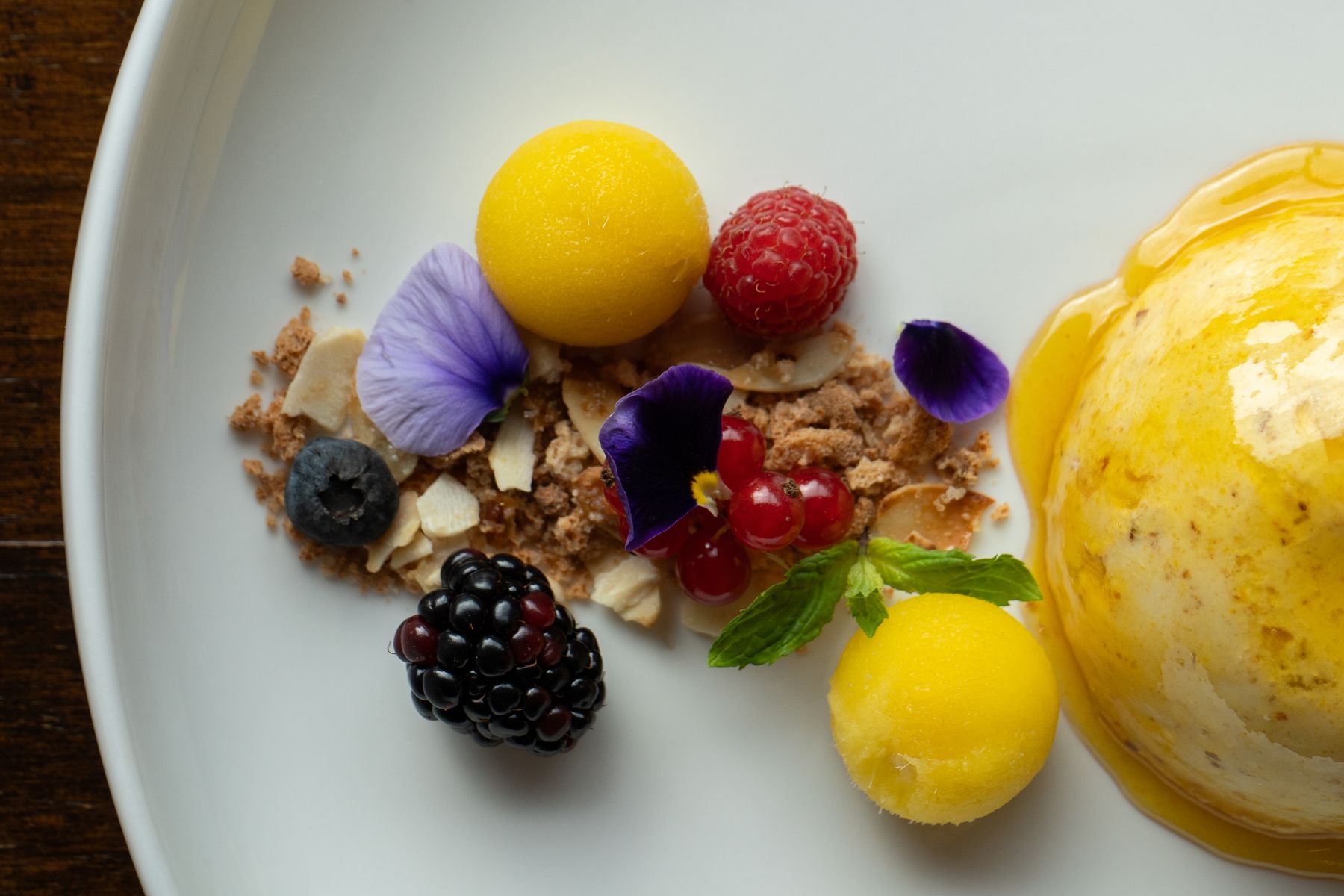 Angerichtetes Dessert in Studiolicht