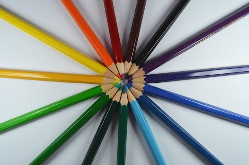 Beyaz Yüzeyde Karışık Renkli Boyama Kalemleri