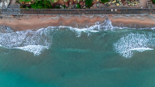 Бесплатное стоковое фото с Аэрофотосъемка, береговая линия, брызги
